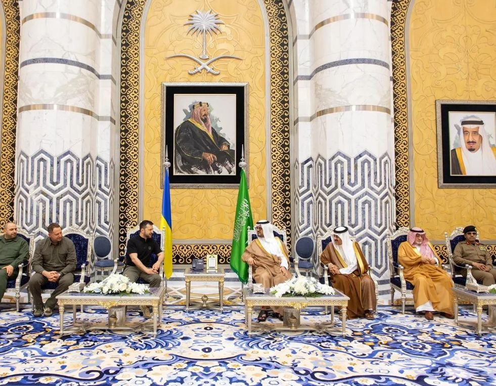 الرئيس الأوكراني يصل جدة