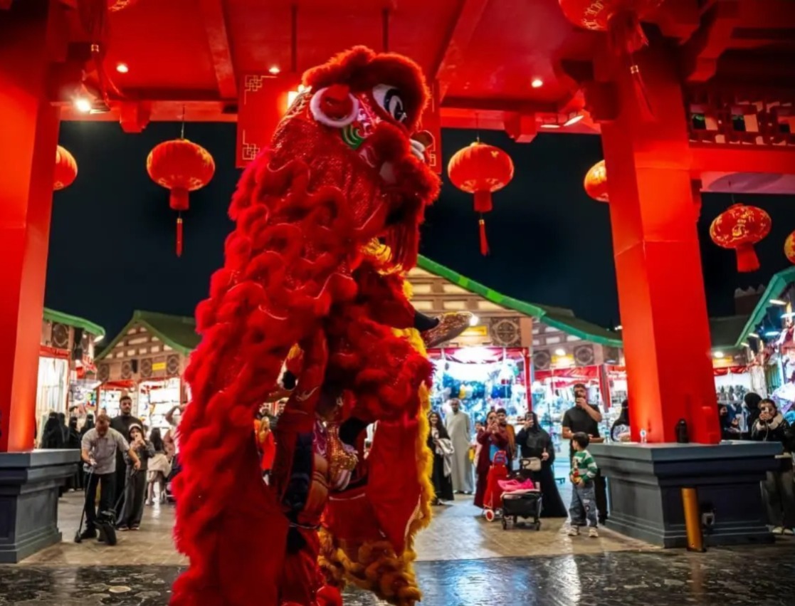  تُعد منطقة بوليفارد وورلد واحدة من أكثر مناطق "موسم الرياض" حيوية وإقبالًا، ووجهة عالمية مفتوحة يعيش فيها الزائر تجربة سفر متكاملة دون مغادرة الرياض.  فمنذ لحظة الدخول، يجد الزائر نفسه محاطًا بعوالم متعددة، لكل دولة هويتها، وأجواؤها، وعروضها التي تُقدَّم بوتيرة عالية تمتد طوال اليوم، مما يجعل الملل أمرًا غير وارد في هذه التجربة الاستثنائية.  وتنفرد "بوليفارد وورلد" بكثافة عروضها اليومية، حيث تشهد مشاركة ما يقارب من 200 فنانٍ وفنانة من مختلف الدول، يقدمون ما يزيد على 130 عرضًا يوميًا تتوزع على مناطق متعددة 